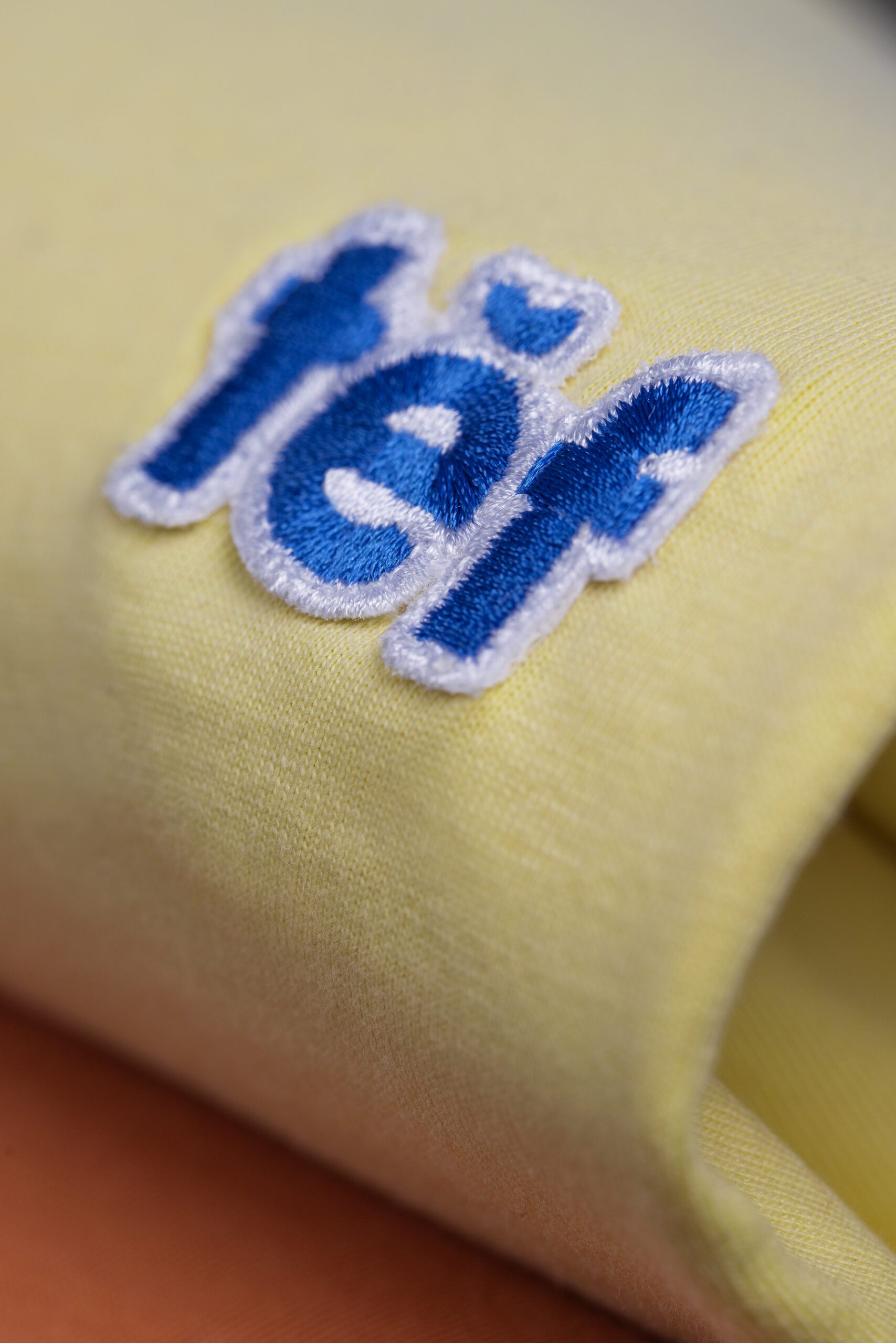 camiseta tef básico, detalle parche - tef