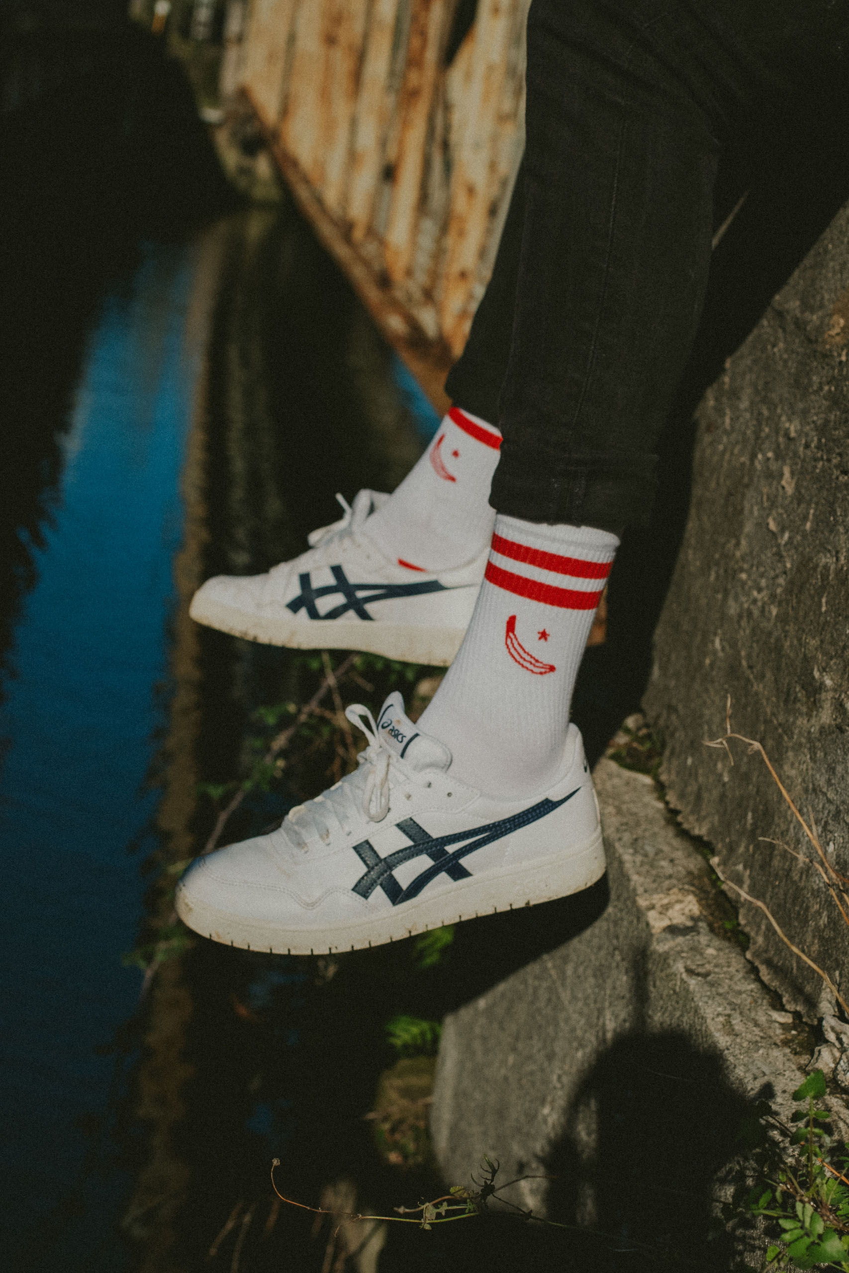 Calcetines tef- blancos con franjas e isotipo plátano en rojo